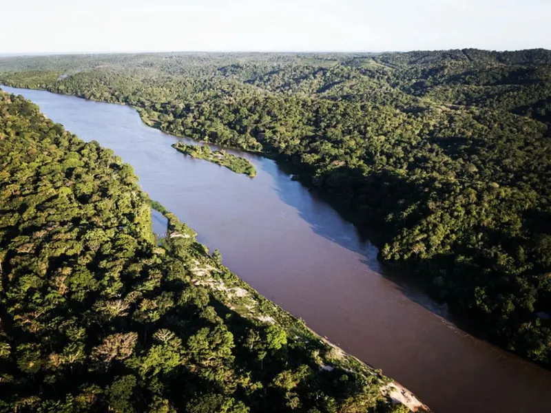 Vue aérienne du Rio de Contas et de la Mata Atlântica, Bahia - site de Pedra do Sabiá